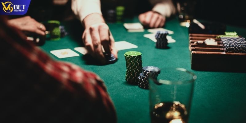 Quan sát đối thủ ngay cả khi không tham gia ván Poker đó
